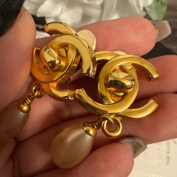 CHANEL Vintage Gold CC Turnlock Faux Pearl Clip On Earrings - Picture 4 of 9